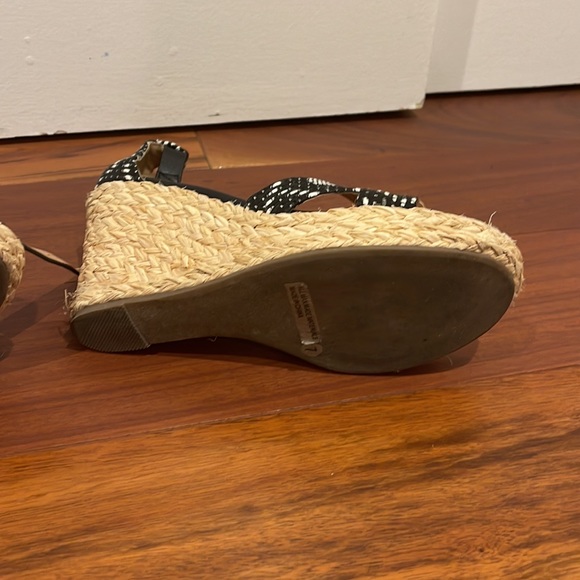 Black, white and straw ankle strap wedges - Picture 7 of 7